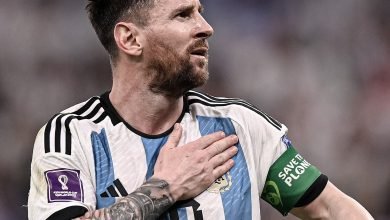 صورة أسطورة الأرجنتين يفاجئ ميسي قبل نهائي كأس العالم 